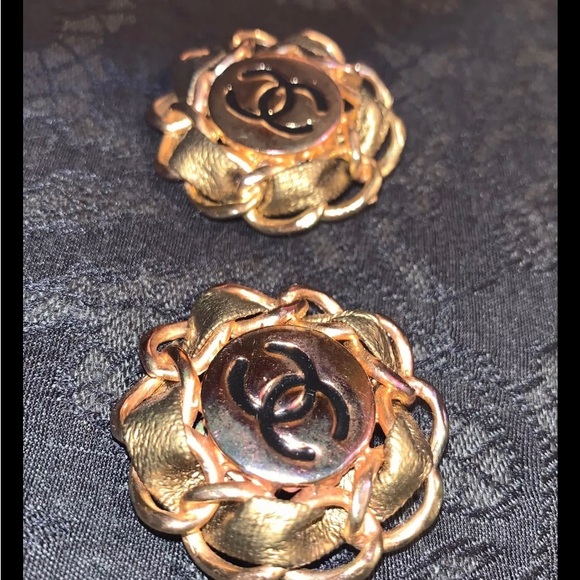 Vintage CHANEL 1970s Camellia Gold-Tone Weaved Leather & Chain Clip-On Earrings - Picture 3 of 8